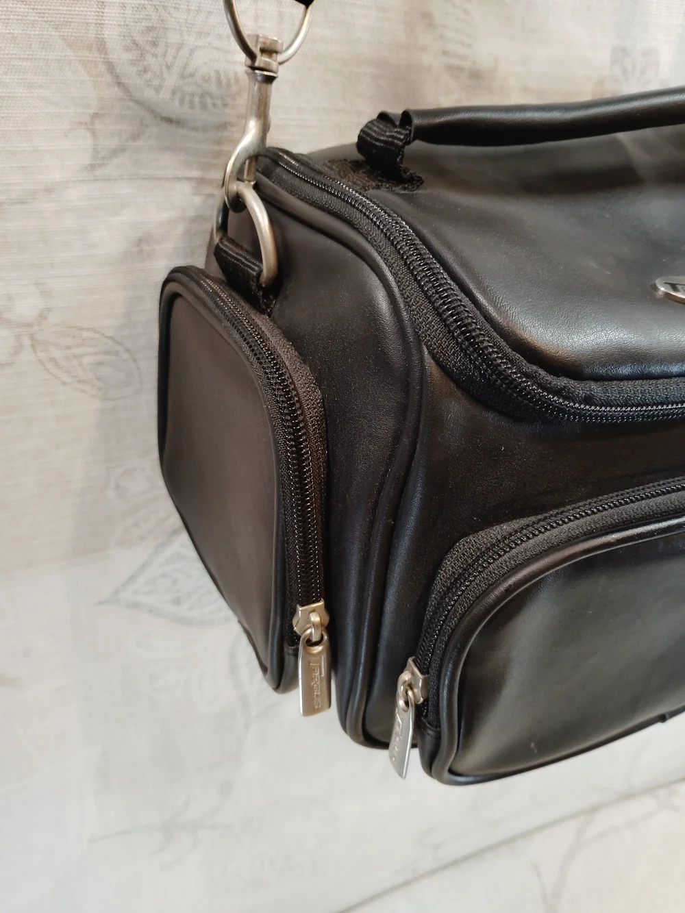 Targus Black Men's Messenger/Crossbody /Camera Bag